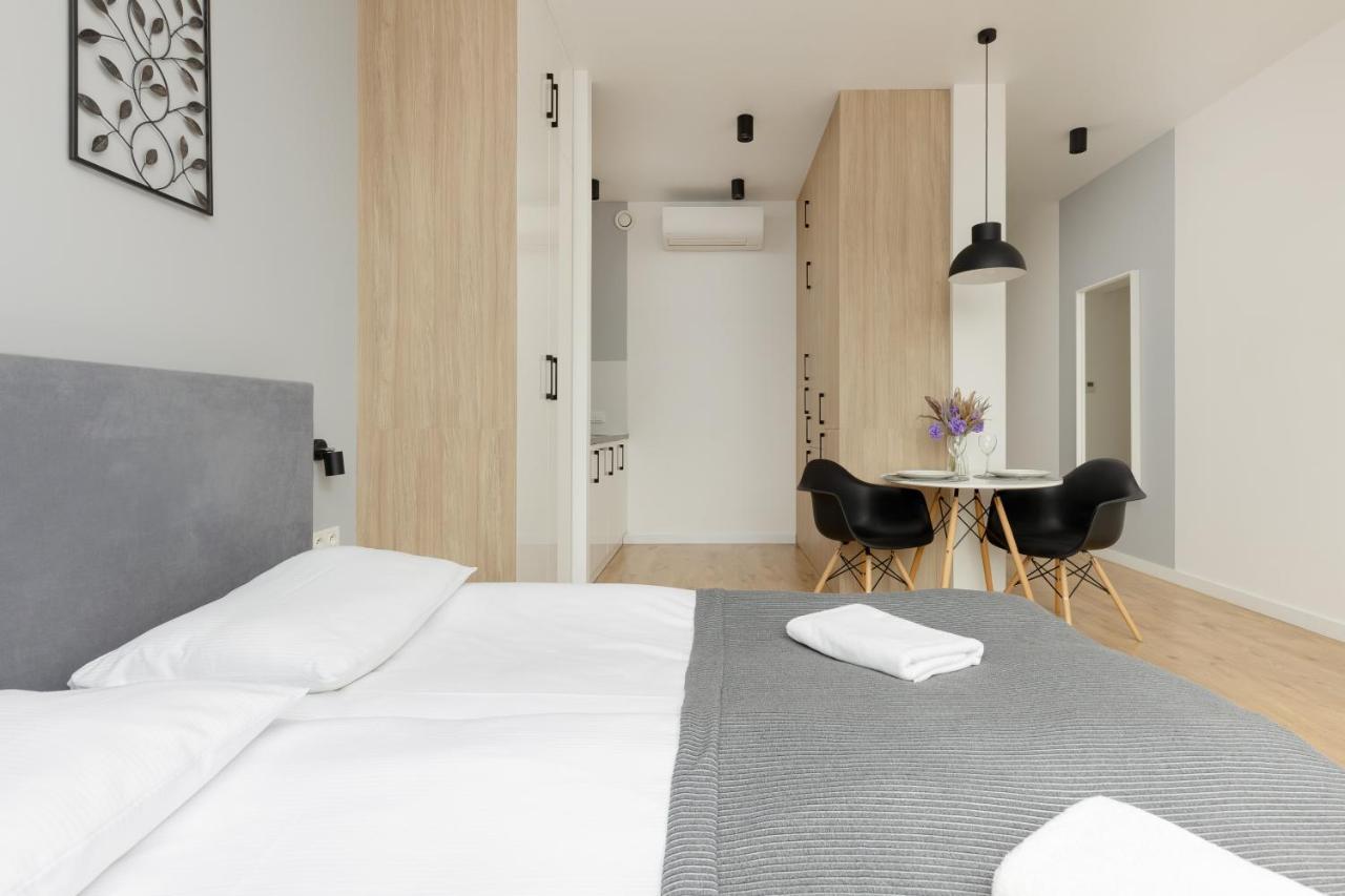Wola Pet-Friendly Apartments With Ac Slawinska By Noclegi Renters Varsovia Exterior foto